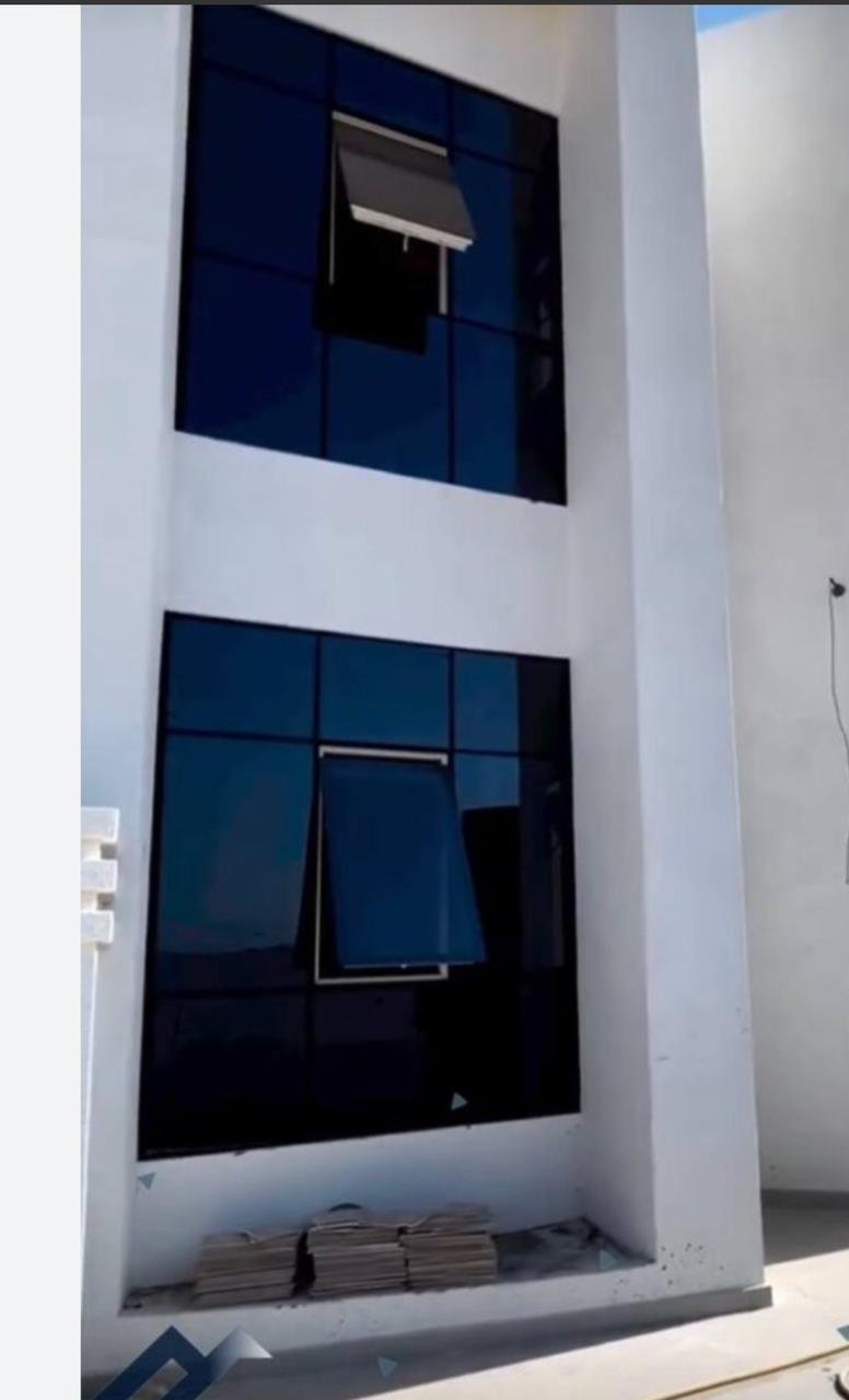 نوافذ مبنى حديث